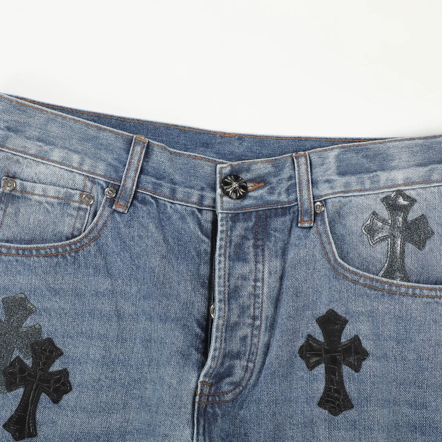 P260 Chromehearts washed blue starry sky crocodile patch leather jeans adopt starry sky theme leather elements, mostly presented in the shape of a cross, with glitter on the leather surface. Unique design, simple and elegant details, exquisite workmanship, the entire trousers are neatly routed, and the details are in place! Ceiling-level jeans, a pair that is hard to find at the counter. About Zangyin, this is an extremely luxurious fashion brand that can also be called the aristocrat of the high street. It has always been an exclusive brand for some hipsters or the rich second generation. It is more luxurious and noble than ordinary high streets. It is more fashionable and individual than luxury brands. Top heavy industry fashion design has always been created in high street luxury style. Speaking of this style, Zangyin family and GU family are definitely the leading representative brands, especially the Zangyin family's creation of high street style. It has really achieved a state-of-the-art effect. The color system of this model is made of unique washed materials. It is already quite eye-catching. It is decorated with pink patchwork cross flowers, which cleverly highlights the charm of the brand. Secondly, this model adopts a classic high-waist cutting design, which highlights the long legs and fashionable temperament of the upper body. The brand is highly recognizable and the slim-fitting configuration is more suitable for daily wear. Personality, fashion, and specification interpretation are all at a glance. Needless to say, materials and craftsmanship. As an excellent craftsman brand, Zangyin’s requirements for details and craftsmanship are really perfect. The washed color of this model has gone through a lot of processes, not to mention the embellishment of the denim appliqués. It is also purely hand-made and sewn. Just like what they believe in, only hand-made things have soul and have the meaning of wearing. A top-notch heavy-duty fashionable denim item. Recommended by both hands. Size: 28/30/32/34/36 Waist: 73/78/83/88/93 Knee: 52/53.5/55/56.5/58 Pants length: 100/102/104/106/108